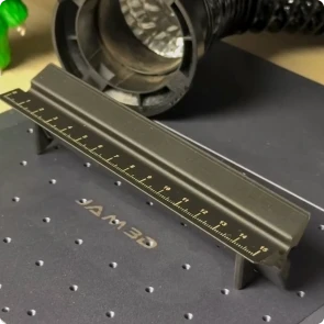3Dプリンターで作った三角定規に、LaserPecker LP4を使って高精度な目盛り（スケール）をレーザー彫刻するメイカー