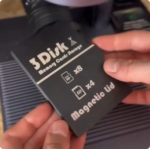 3Dプリンターで作った黒のPLA製SDカードケースに、LaserPecker LP4を使ってオリジナルロゴを彫刻するメイカー