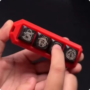 LaserPecker LP4を使用してパーソナライズされたグラフィックが彫刻された、3Dプリント製一体型キースイッチ・フィジェットトイの完成品