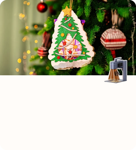 装飾されたクリスマスツリーにつられたカラフルなツリー柄の手作り木製オーナメント
