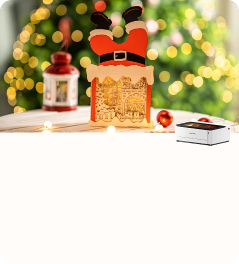 サンタクロースのデザインがつけられた木製クリスマスオーナメント。背景にはホリデー装飾と温かいライトが広がる