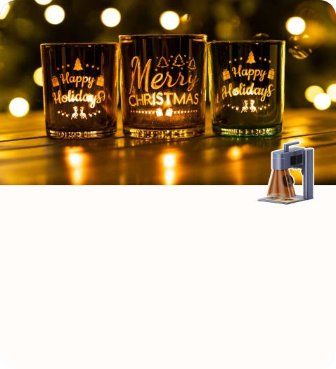 「Merry Christmas」と「Happy Holidays」のデザインをあしらった、刻印入りカスタムグラスセット