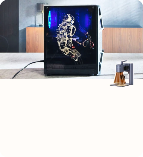 サイドパネルに宇宙飛行士のアートワークが刻印された、デスクトップPCケース