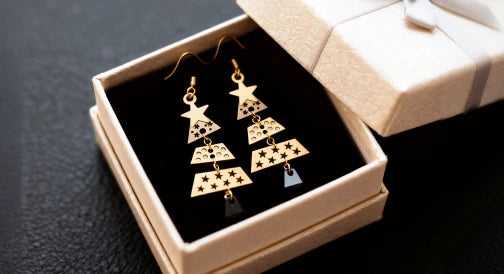 クリスマスツリー型の木製イヤリング
