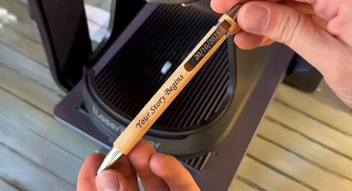 モチベーションな名言と日付が刻印されたパーソナライズ木製ペン