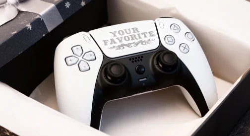 ギフト用のカスタムテキストの刻印が入ったゲームコントローラー