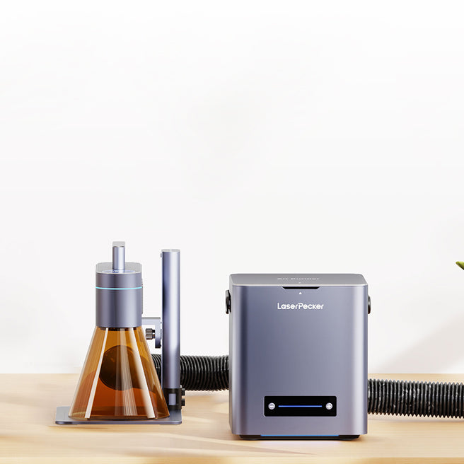 デスクトップ空気清浄機と組み合わせて、屋内でも快適に使用できるLaserPecker LP4レーザー加工機。