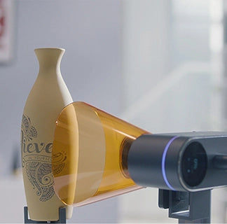ロータリーエクステンションを使用してボトルを加工するLaserPecker LP4レーザーユニット。