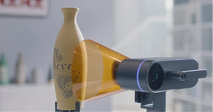 ロータリーエクステンションを使用してボトルを加工するLaserPecker LP4レーザーユニット。