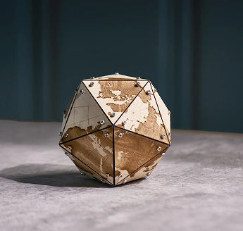 LaserPecker LP4で世界地図を加工した幾何学デザインの3D地球儀オブジェ。