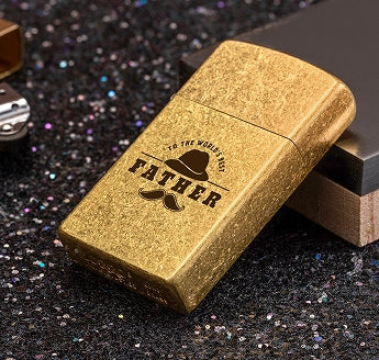LaserPecker LP4によるマット仕上げの金属製ライターケースへの高精細レーザー加工。
