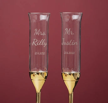 LaserPecker LP4で名入れ加工した「Mr. & Mrs.」ワイングラス。