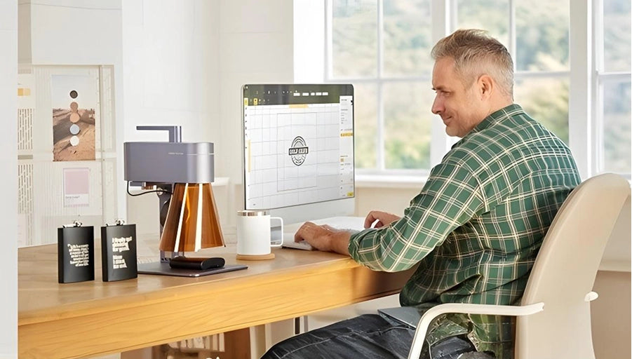 デスクトップPCでLaserPecker Design Space（LDS）を使用して加工デザインを編集するクリエイター。