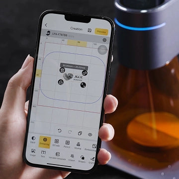 スマートフォンのLDSアプリでLaserPecker LP4を簡単に操作するユーザー。