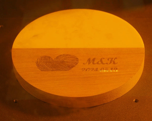 作業スペースで稼働中のLaserPecker LP4によるレーザーカット・レーザー加工。