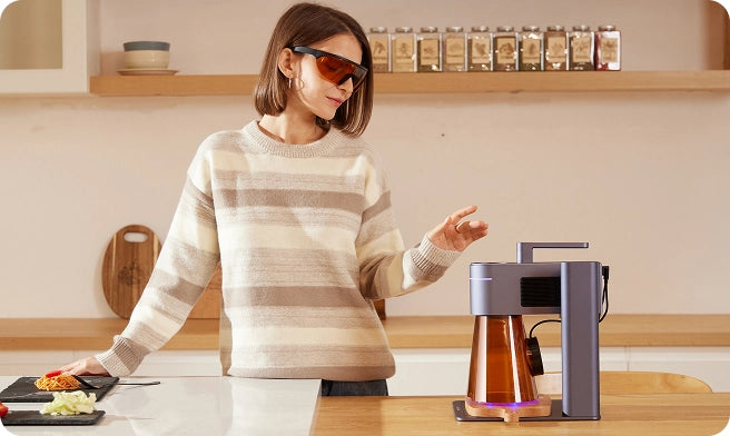レーザー保護メガネを着用し、安全にLaserPecker LP4を操作するDIYユーザー。