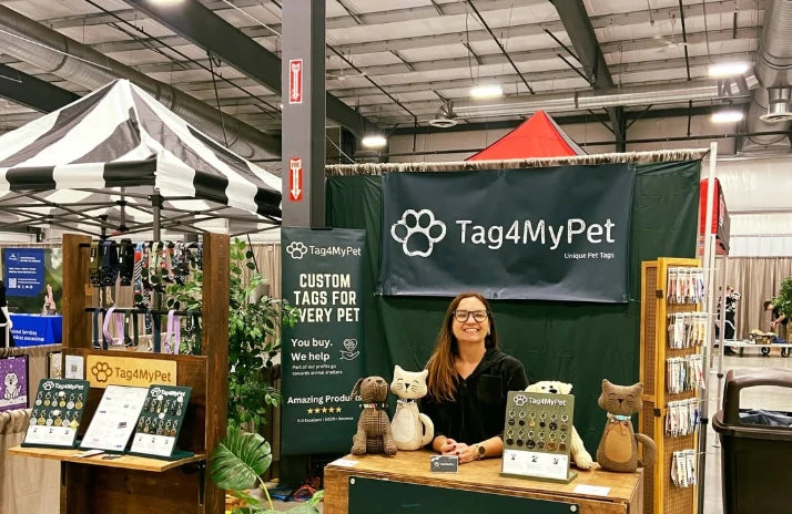 Tag4MyPet ペットビジネスブース（マーケット）：カスタムペットタグ展示、ぬいぐるみ、出店者の様子。レーザーペッカー LP5 の高精度彫刻、簡単操作、現場でのパーソナライズ能力を紹介。
