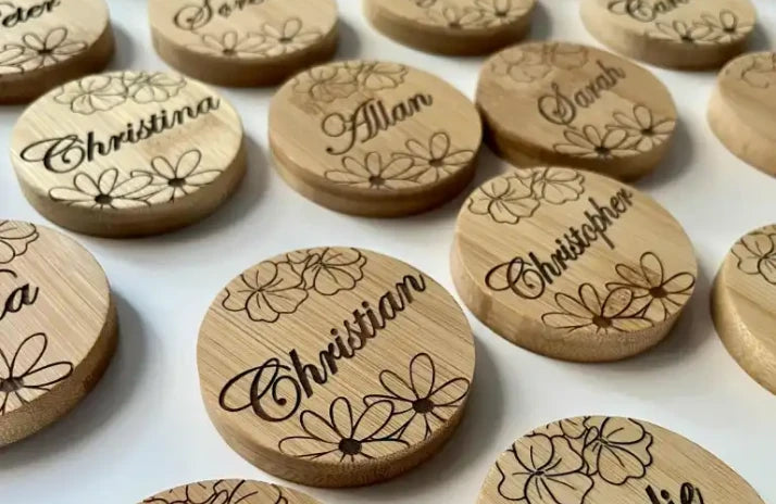 ユーザー事例：Mia’s Etsy Store の名前入り木製円形プレートのセット（Christina、Allan、花柄など）。レーザーペッカー LP5 は、出店イベントへの持ち運びが簡単で、カメラ内蔵・自動位置合わせ機能付き、多素材対応がビジネスに好影響。