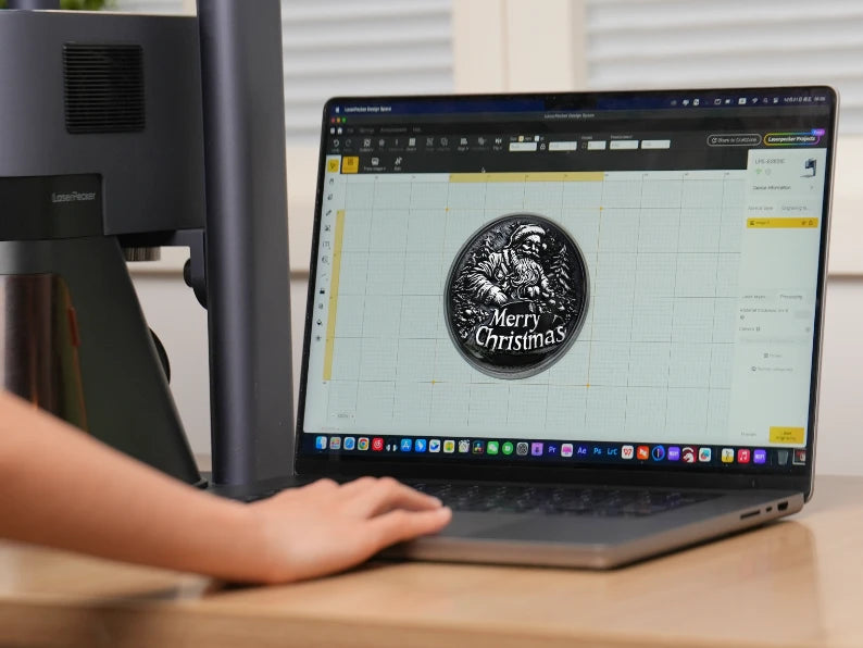 ノートパソコン画面：LaserPecker Design Space で「Merry Christmas」コイン彫刻デザインを表示。「デザイン・プレビュー・実行」制作流れの例。