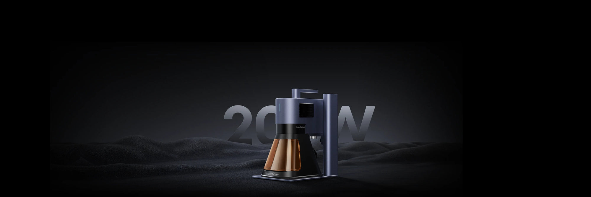 レーザーペッカー LP5 製品メイン画像：ダークテクスチャ背景に配置された 20Wファイバー＋ダイオード デュアルレーザー彫刻機。
