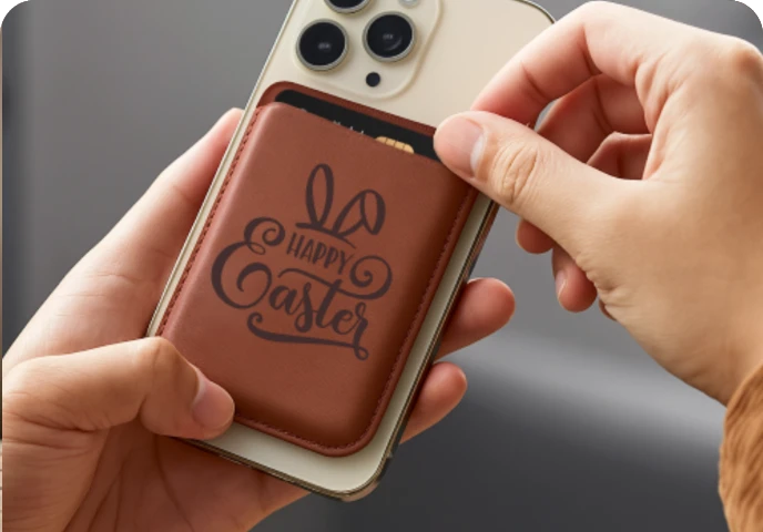 レザーカードホルダー付きスマホケースを使用するユーザー