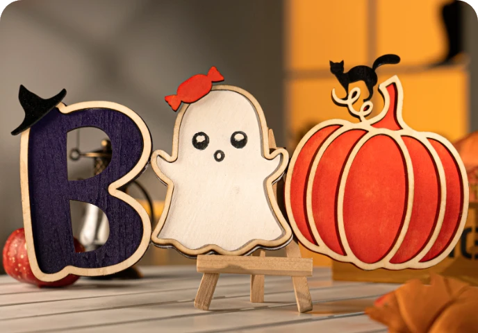 ハロウィン装飾として展示された木製シーズナルオーナメント