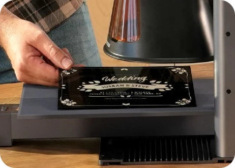 レーザーペッカー LP2 Plus がスライドエクステンションをつかって彫刻したアクリル製看板