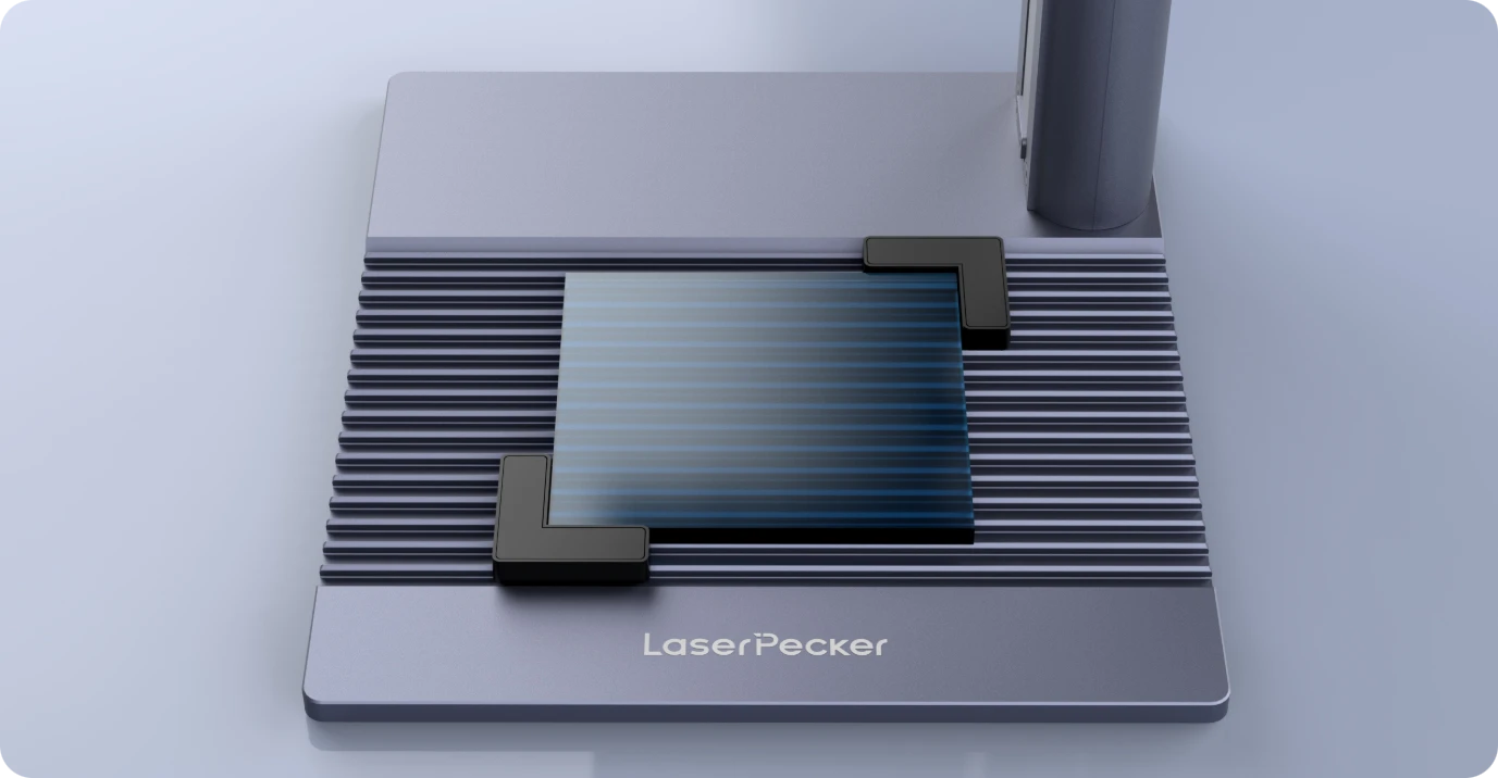 レーザーペッカー LP2 Plus はL字型ポジショナーで「クランプ＆ゴー」素材固定、ネジ不要でバッチ彫刻を効率化。