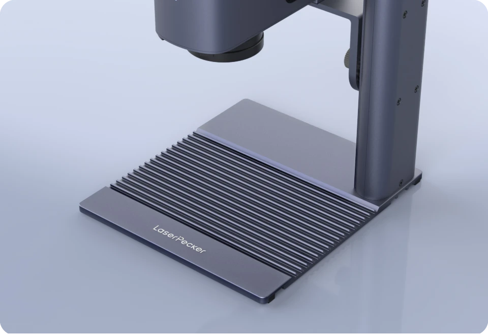 レーザーペッカー LP2 Plus のリッジ付きカッティングプレートベースが、焼け跡を減らし切断精度を向上。
