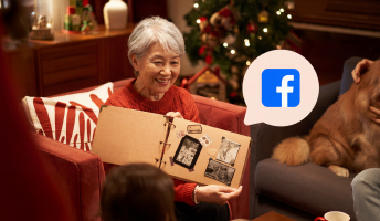 手作りのクリスマスギフトを受け取る女性