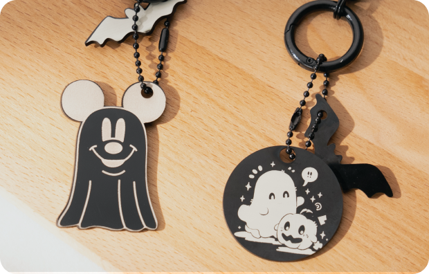 ハロウィンデザインを刻印した木製キーホルダー